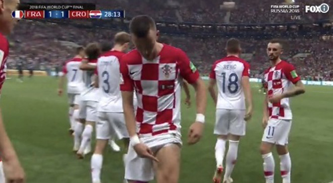 Cổ động viên phát cuồng vì pha ăn mừng 'khoe cơ đùi' kiểu Ronaldo của Perisic ảnh 1